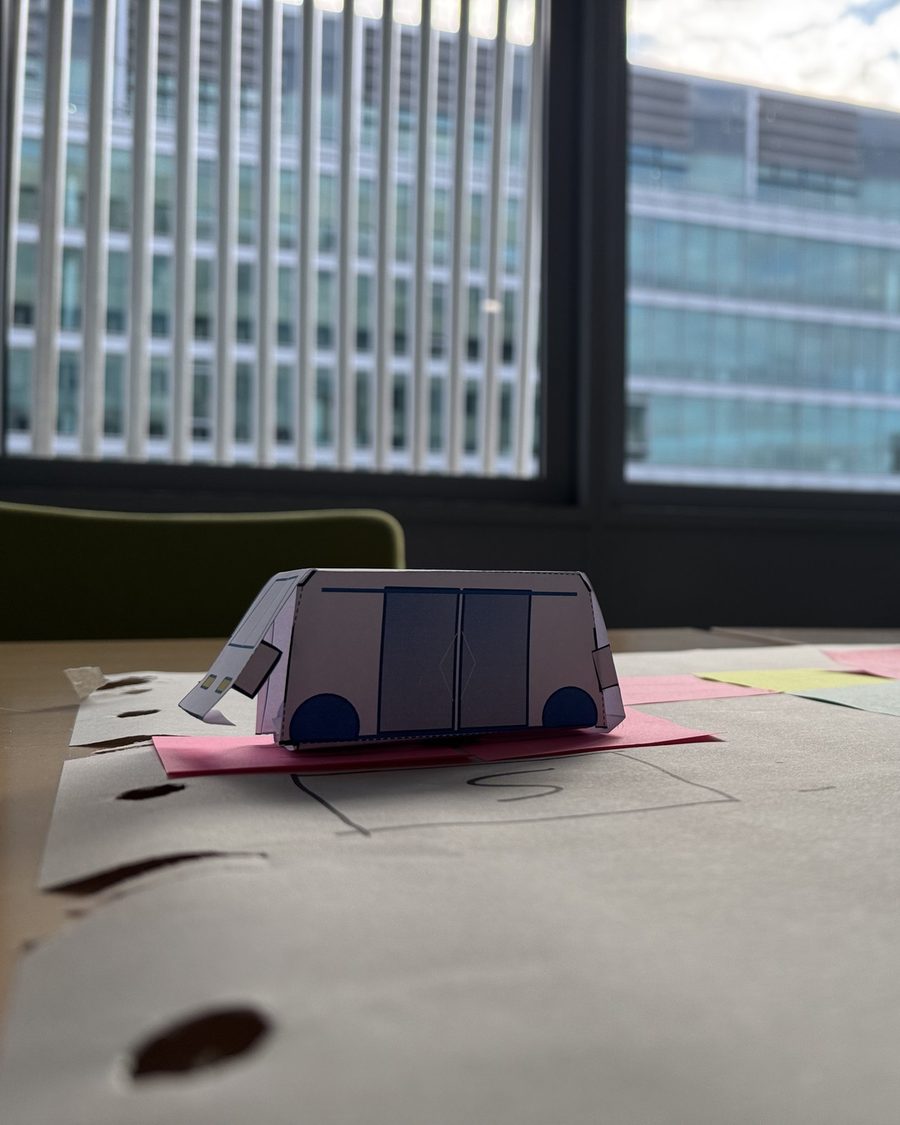 Bus en papier, maquette d’atelier